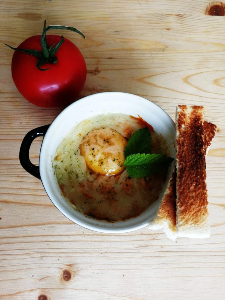 Oeuf cocote à la tomate recette