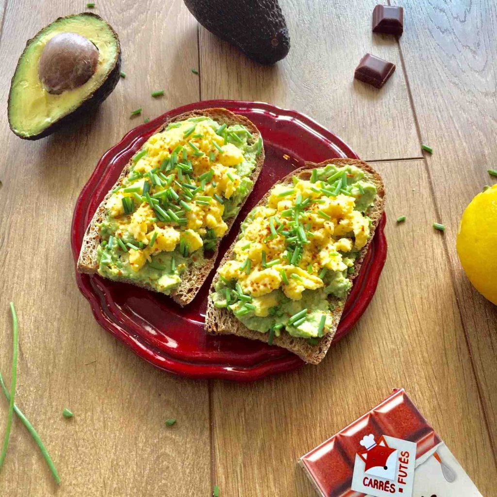 Tartines avocat oeufs brouillés recette