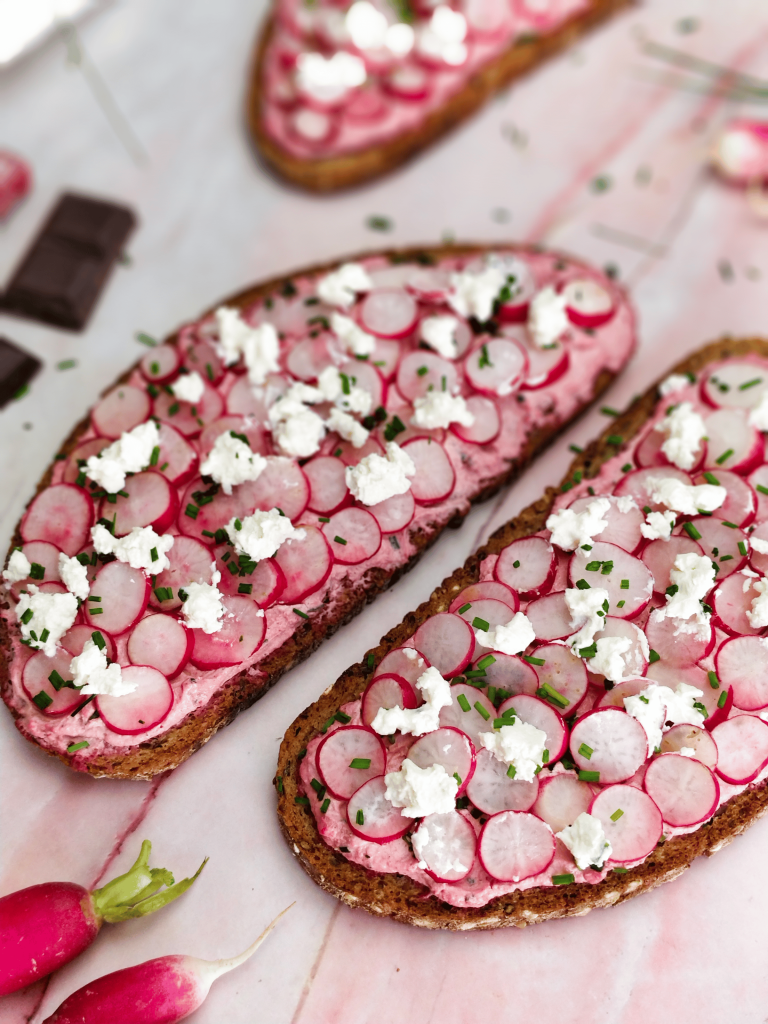 Tartines-betterave-chèvre-et-radis-carres-futes-recettes